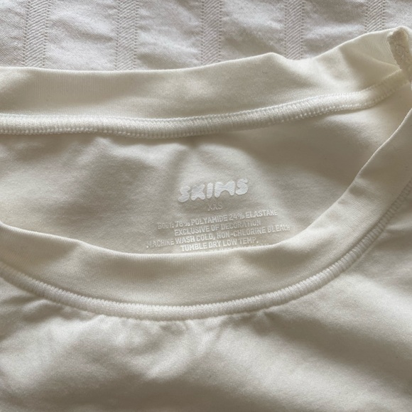 SKIMS Fits Everybody Longsleeve - Picture 4 of 6